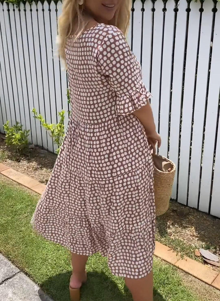 "Nicola - Midi-Kleid mit kurzen Ärmeln" can be rewritten as "Nicola - Kurzärmliges Midi-Kleid".
