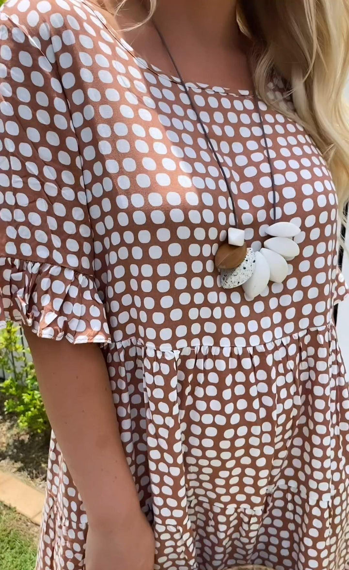 "Nicola - Midi-Kleid mit kurzen Ärmeln" can be rewritten as "Nicola - Kurzärmliges Midi-Kleid".