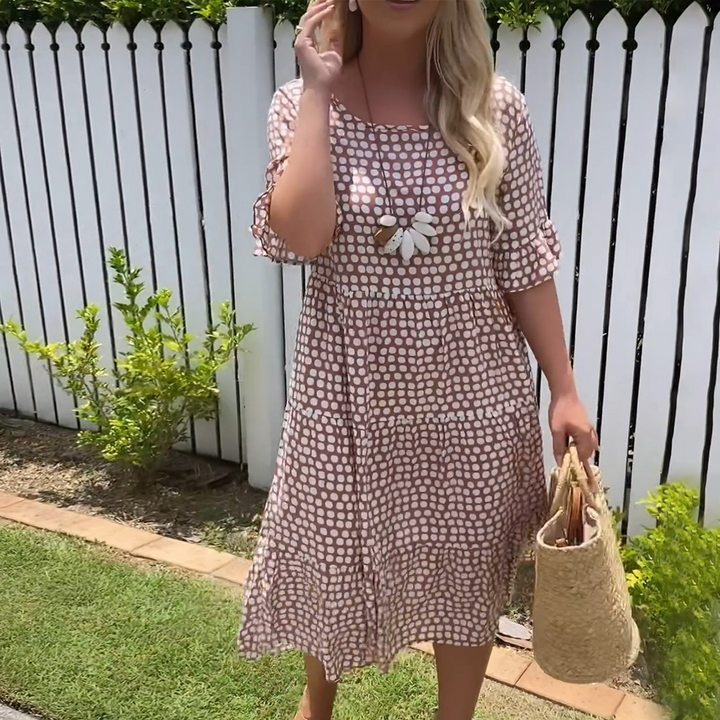 "Nicola - Midi-Kleid mit kurzen Ärmeln" can be rewritten as "Nicola - Kurzärmliges Midi-Kleid".