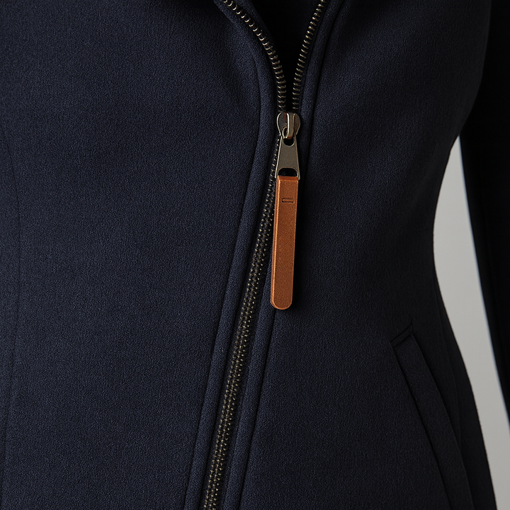 Lucia | Lange Jacke mit Kapuze und asymmetrischem Reißverschluss