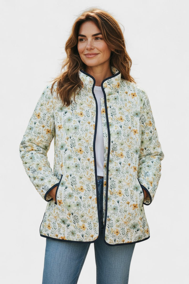 Elena – Damenjacke mit zartem Wiesenblumen-Muster