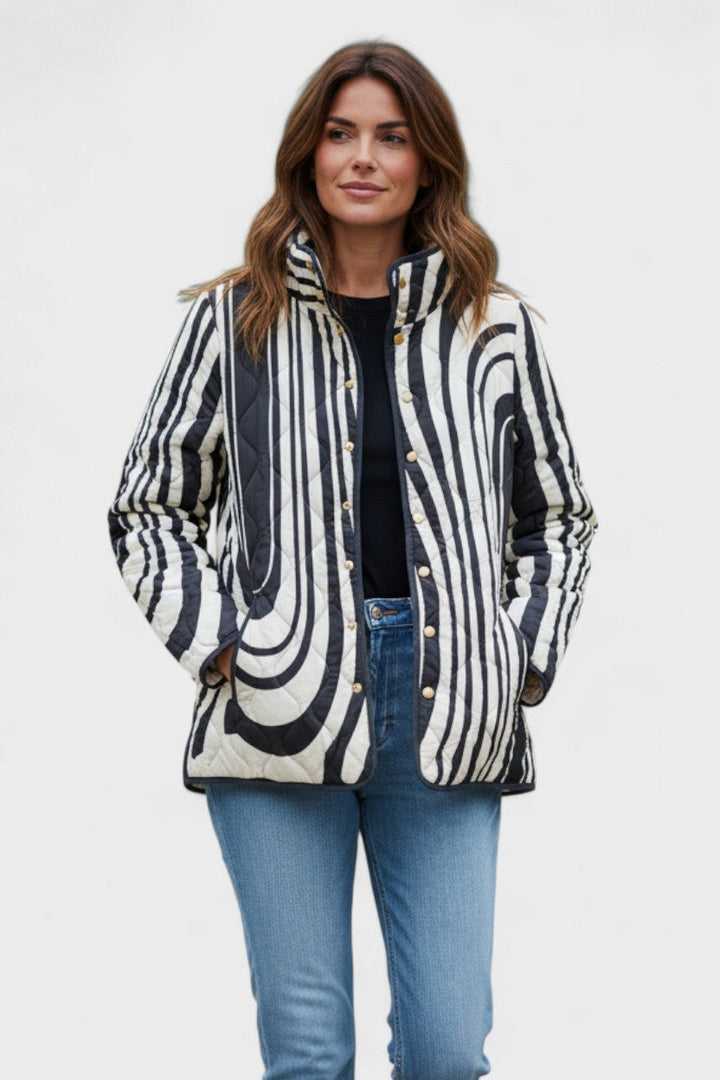 Lydia – Gesteppte Hemdjacke mit dynamischem Linienmuster