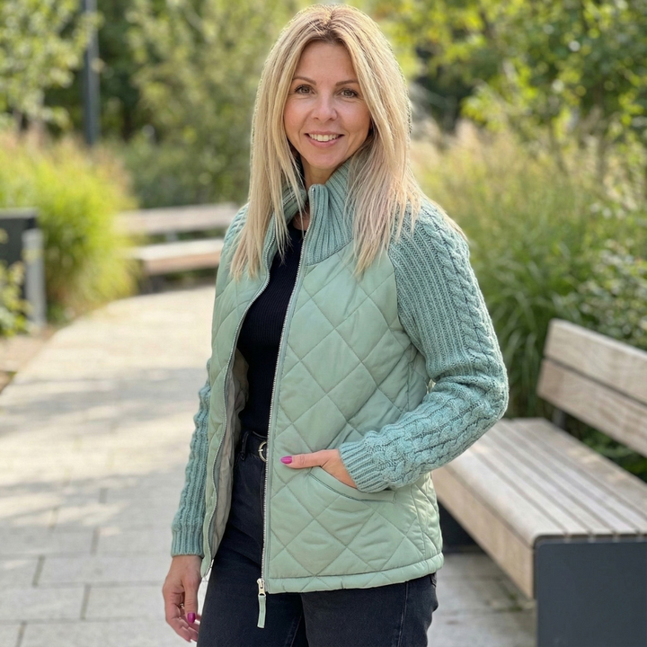 Carina | Strickjacke mit gesteppter Vorderseite