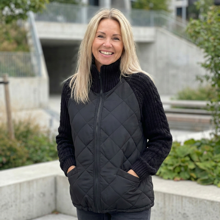 Carina | Strickjacke mit gesteppter Vorderseite