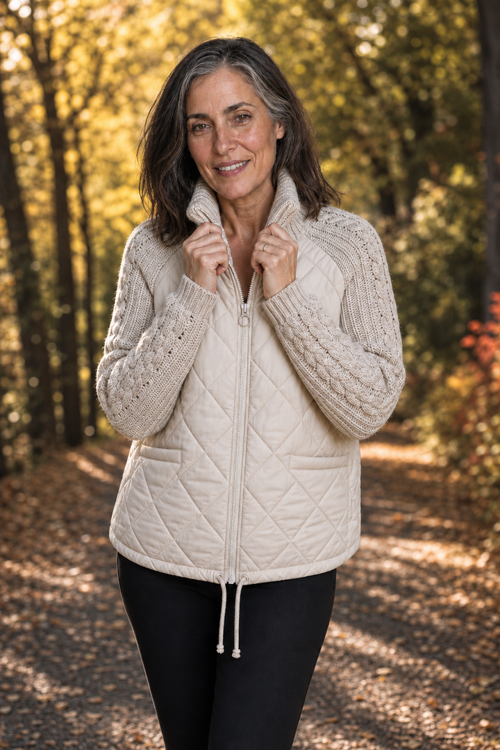 Lorena | Hybrid-Steppjacke mit Zopfstrick-Ärmeln