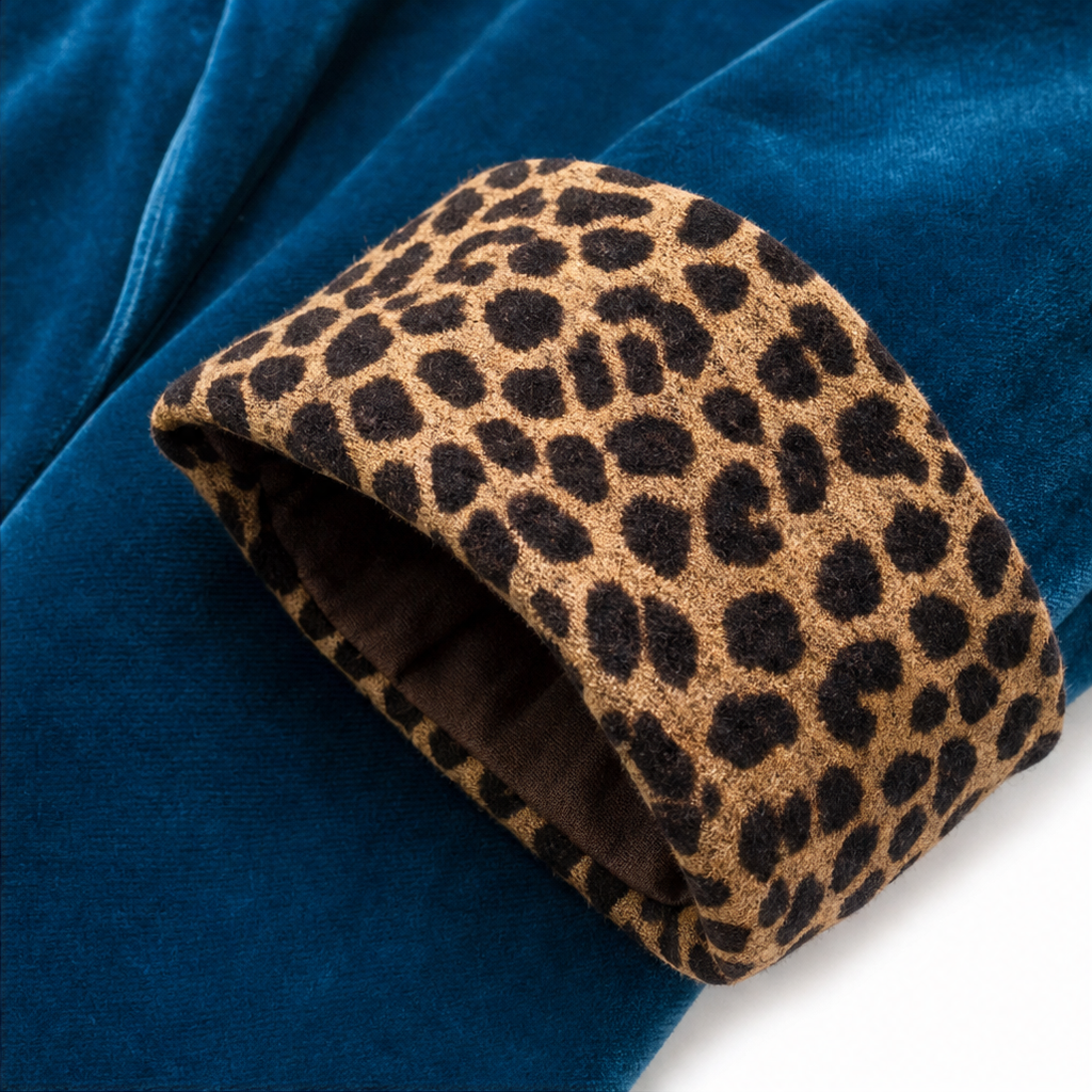 Valentina | Eleganter Samtmantel mit Animal-Details