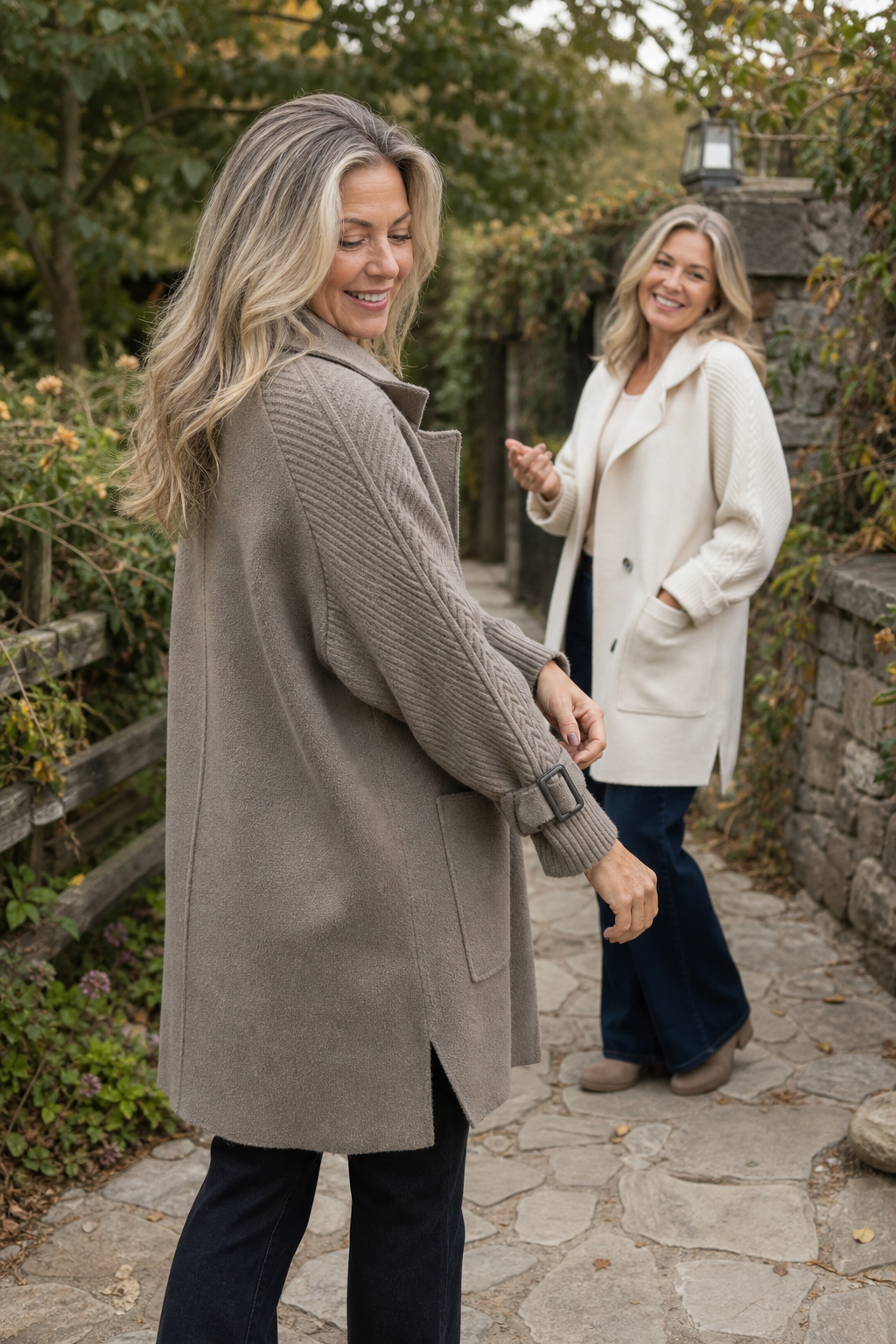 Marlene | Wollmantel mit Strickärmeln und Doppelknopfleiste