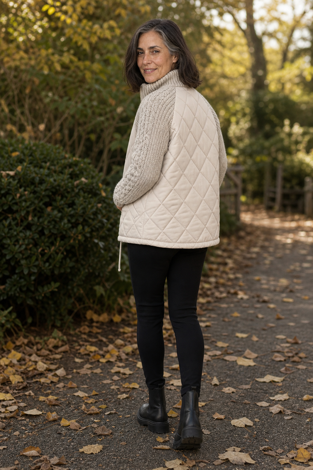 Lorena | Hybrid-Steppjacke mit Zopfstrick-Ärmeln