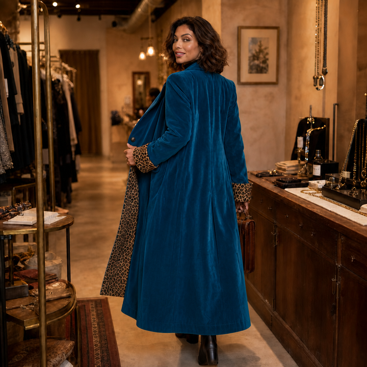 Valentina | Eleganter Samtmantel mit Animal-Details