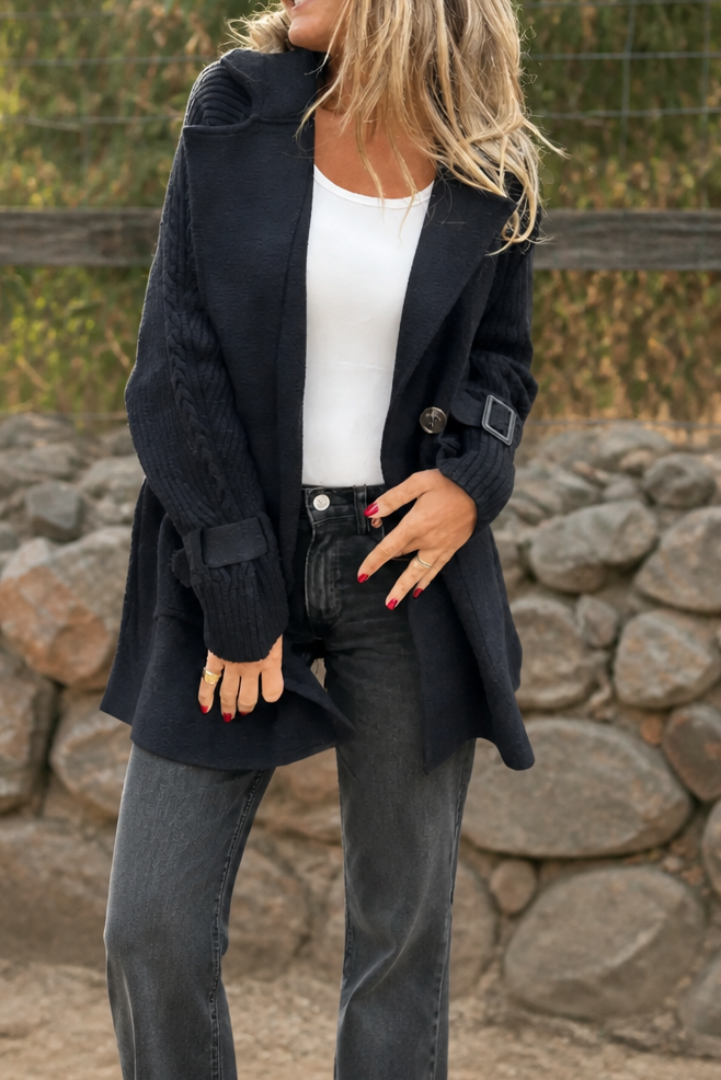 Marlene | Wollmantel mit Strickärmeln und Doppelknopfleiste